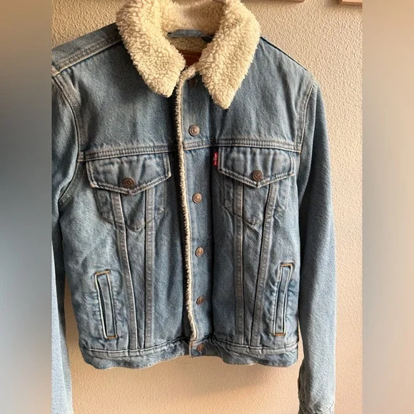 Levi's Light Blue Denim Jacket with Cream Sherpa Lining - Picture 3 of 5